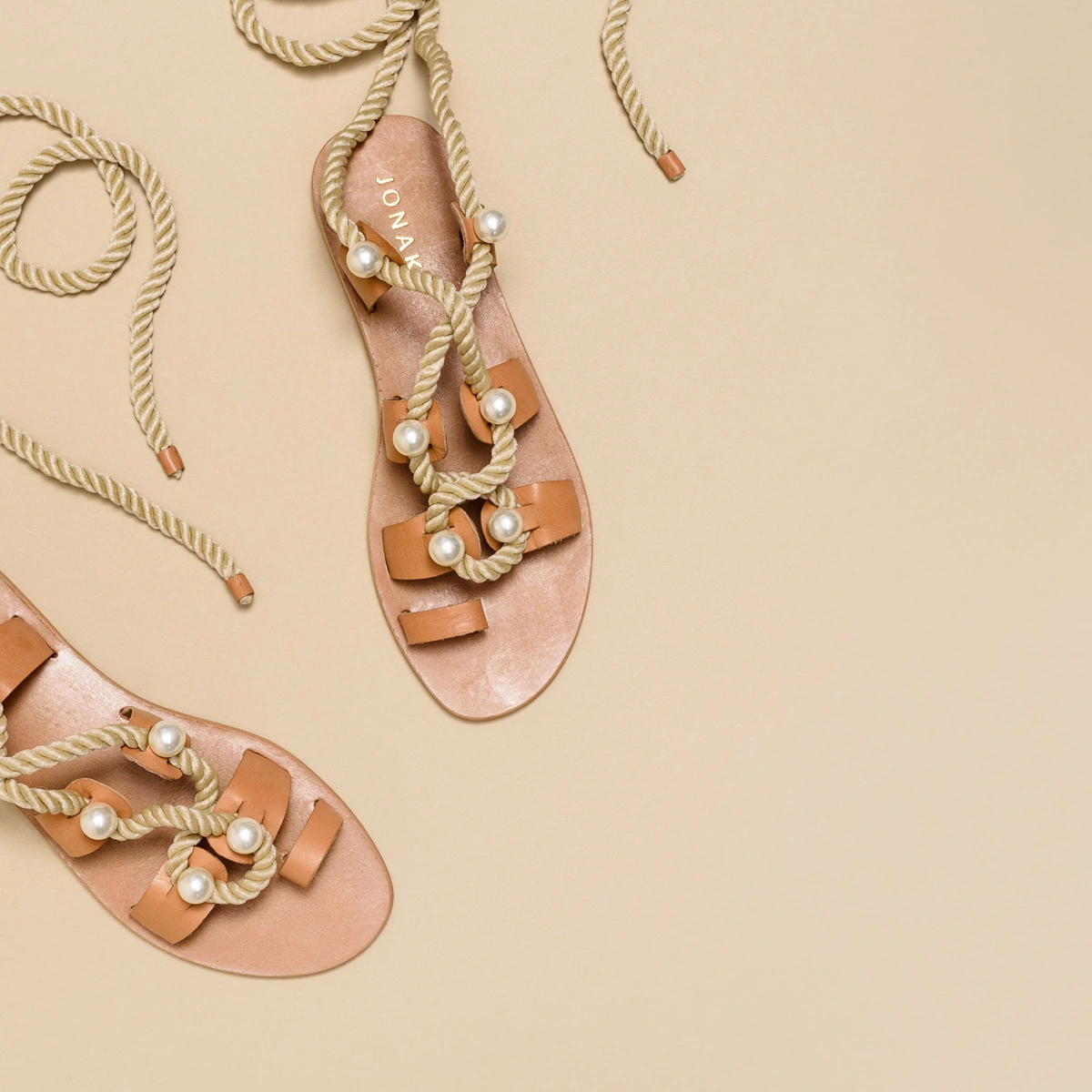 Sandales à brides, perles et lanières tressées en cuir camel | WAFFLE | Jonak