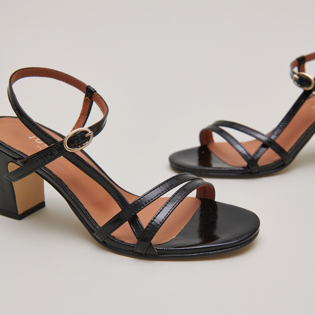 Sandales à talons et brides en cuir brillant noir | VICOMTE | Jonak