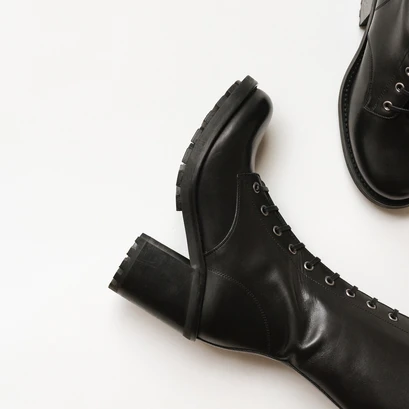 Bottes &agrave; talons et la&ccedil;ages en cuir noir | DELLY | Jonak