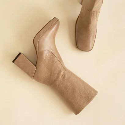 Boots &agrave; talons en cuir brillant beige | DETH | Jonak