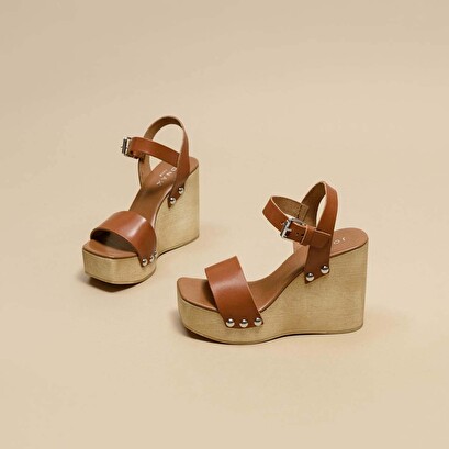 Sandales à talons compensés et détails argentés en cuir cognac | ELIAS | Jonak