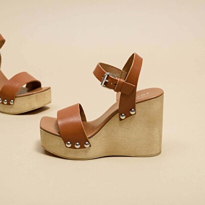 Sandales à talons compensés et détails argentés en cuir cognac | ELIAS | Jonak