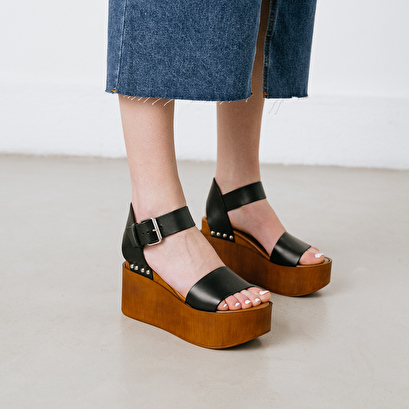 Sandales à talons compensés et détails argentés en cuir noir | ELISE | Jonak
