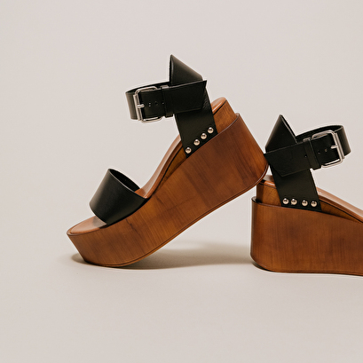 Sandales à talons compensés et détails argentés en cuir noir | ELISE | Jonak