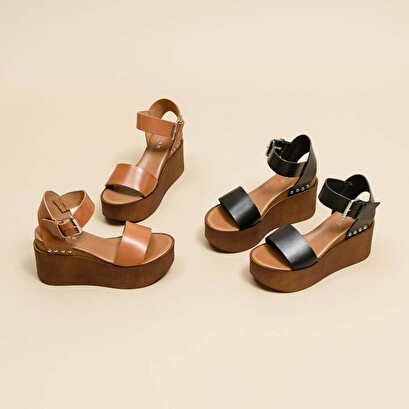 Sandales à talons compensés et détails argentés en cuir noir | ELISE | Jonak