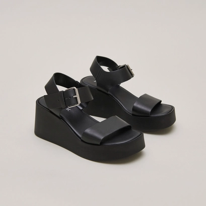 Sandales &agrave; semelles compens&eacute;es en cuir noir | ELSA