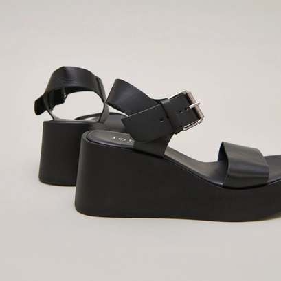 Sandales &agrave; semelles compens&eacute;es en cuir noir | ELSA