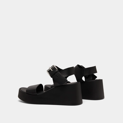 Sandales &agrave; semelles compens&eacute;es en cuir noir | ELSA