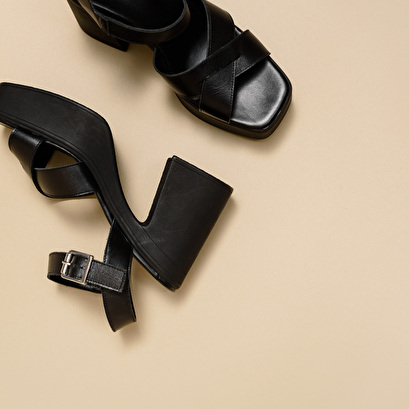 Sandales à brides croisées et plateformes en cuir noir | PALME | Jonak