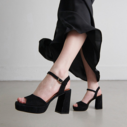 Sandales à talons hauts et bouts ouverts... en velours noir | VLADA | Jonak