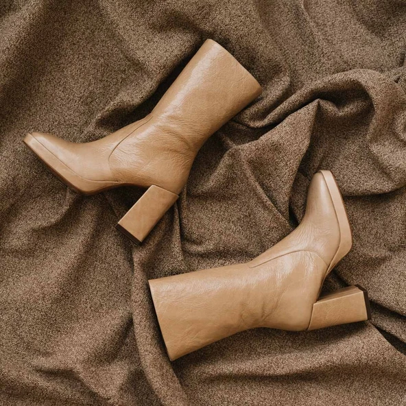 Boots &agrave; talons en cuir brillant beige | DETH | Jonak
