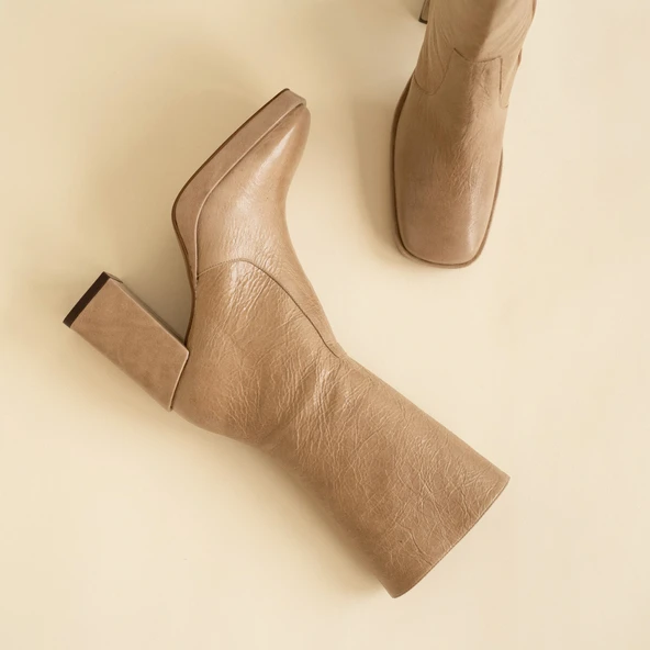 Boots &agrave; talons en cuir brillant beige | DETH | Jonak