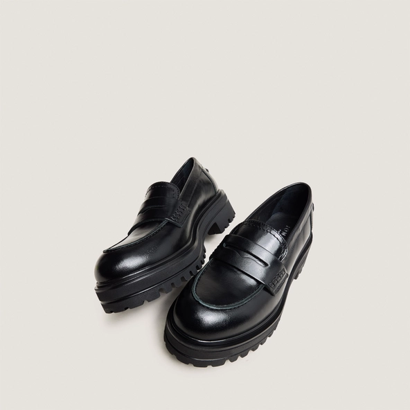 Mocassins &agrave; semelles crant&eacute;es en cuir noir | ALFI | Jonak