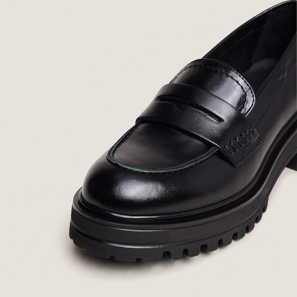 Mocassins &agrave; semelles crant&eacute;es en cuir noir | ALFI | Jonak