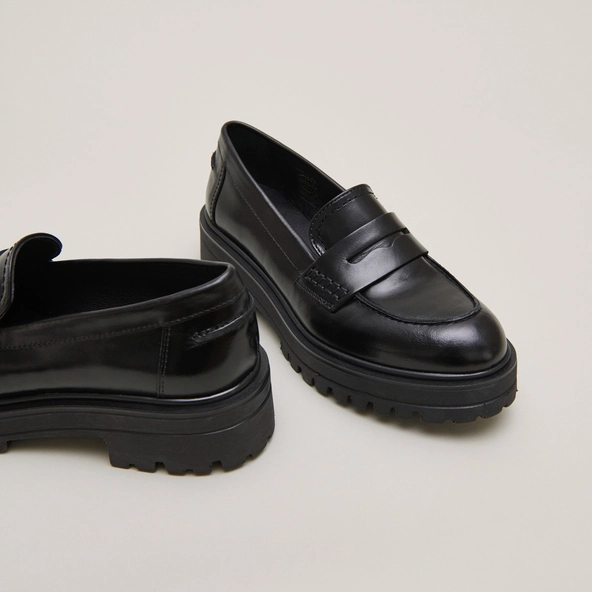 Mocassins &agrave; semelles crant&eacute;es en cuir noir | ALFI | Jonak