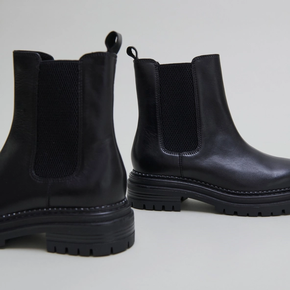 Boots &agrave; semelles crant&eacute;es et &eacute;lastiqu... en cuir noir | ADALARD | Jonak