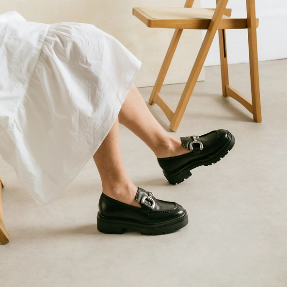 Mocassins &agrave; semelles crant&eacute;es et mors argent&eacute;s en cuir noir | PICUSSY | Jonak