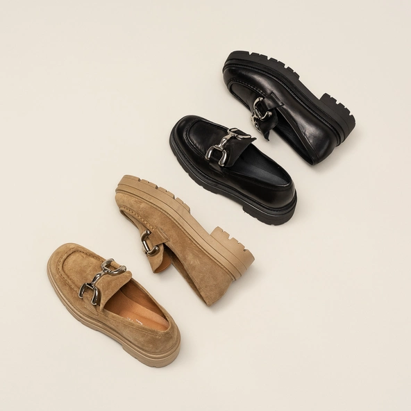 Mocassins &agrave; semelles crant&eacute;es et mors argent&eacute;s en cuir noir | PICUSSY | Jonak