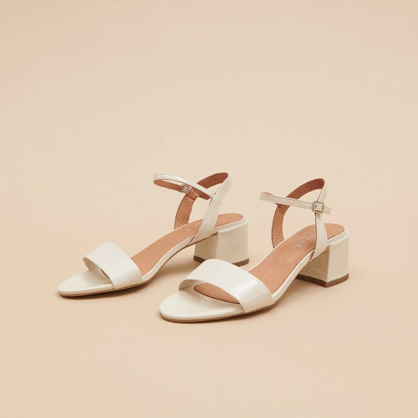 Sandales &agrave; talons et bouts ronds en vernis &eacute;cru | ANKER | Jonak