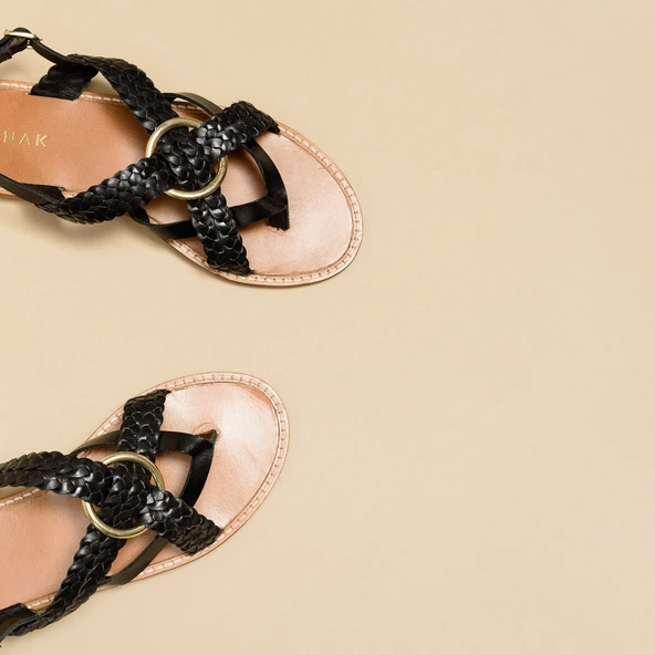 Sandales plates tressées en cuir noir | WOOD | Jonak