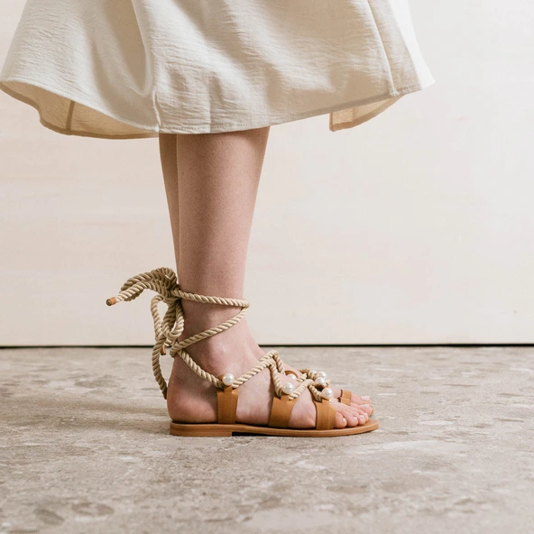 Sandales à brides, perles et lanières tressées en cuir camel | WAFFLE | Jonak