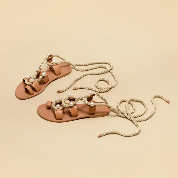 Sandales à brides, perles et lanières tressées en cuir camel | WAFFLE | Jonak