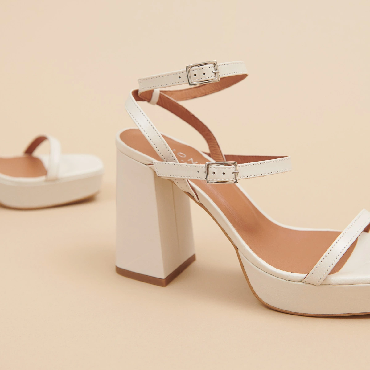 Sandales à brides et plateformes en cuir vieilli écru | VLADO | Jonak