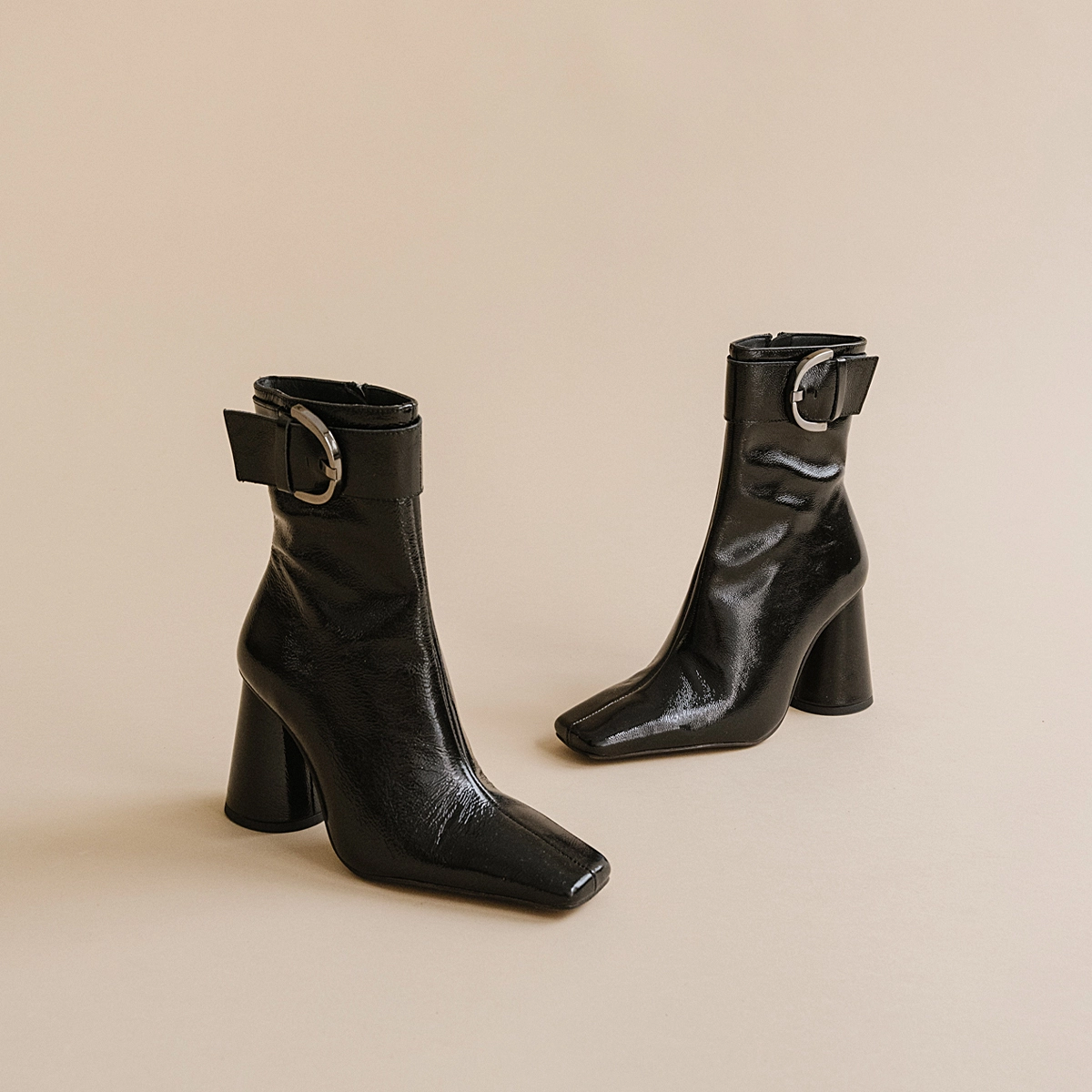 Bottines à talons hauts et boucles en cuir verni plissé noir | BANDOL | Jonak