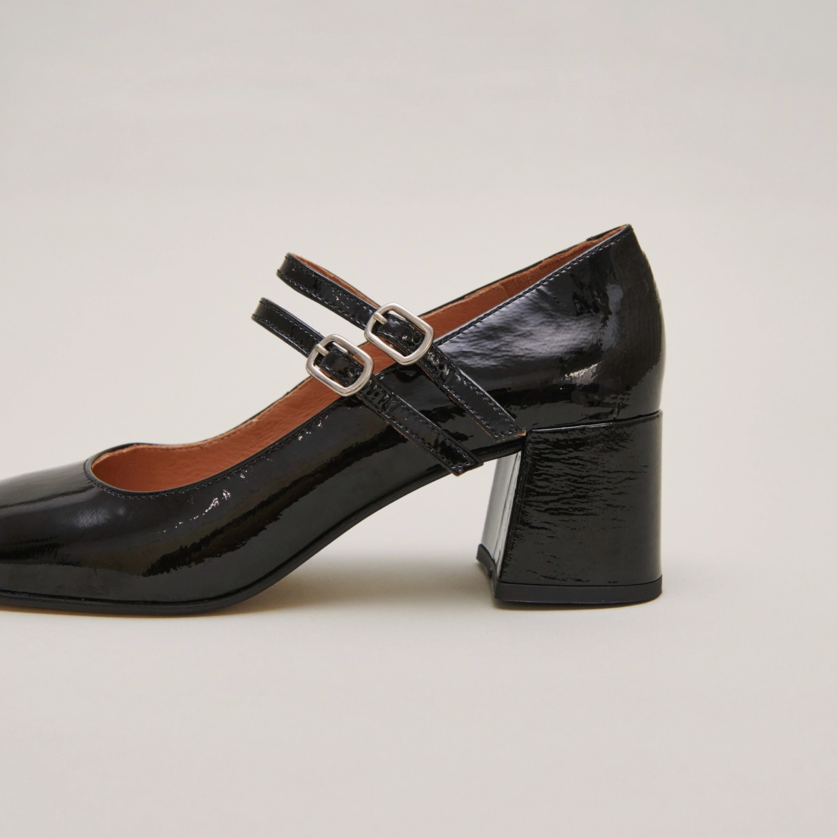 Babies &agrave; talons moyens et brides &agrave; boucles en vernis pliss&eacute; noir | ALIENAR | Jonak