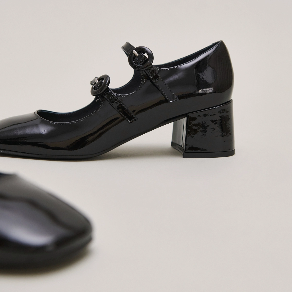 Babies à doubles brides et bouts arrondis en vernis noir | DELOU | Jonak