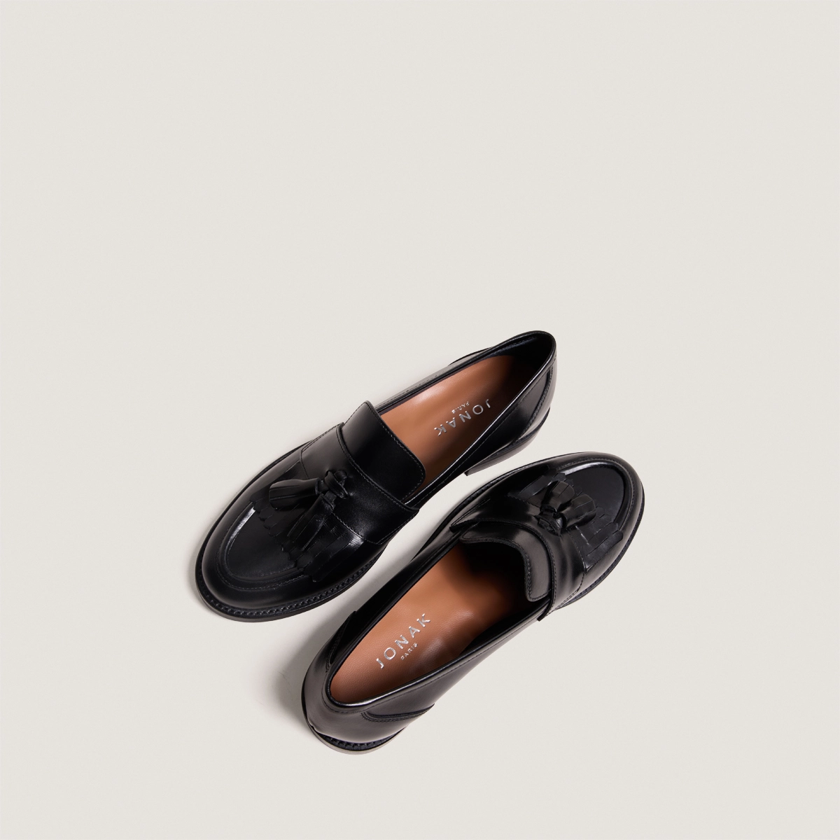 Mocassins à talons plats et pompons en cuir noir | DIE | Jonak
