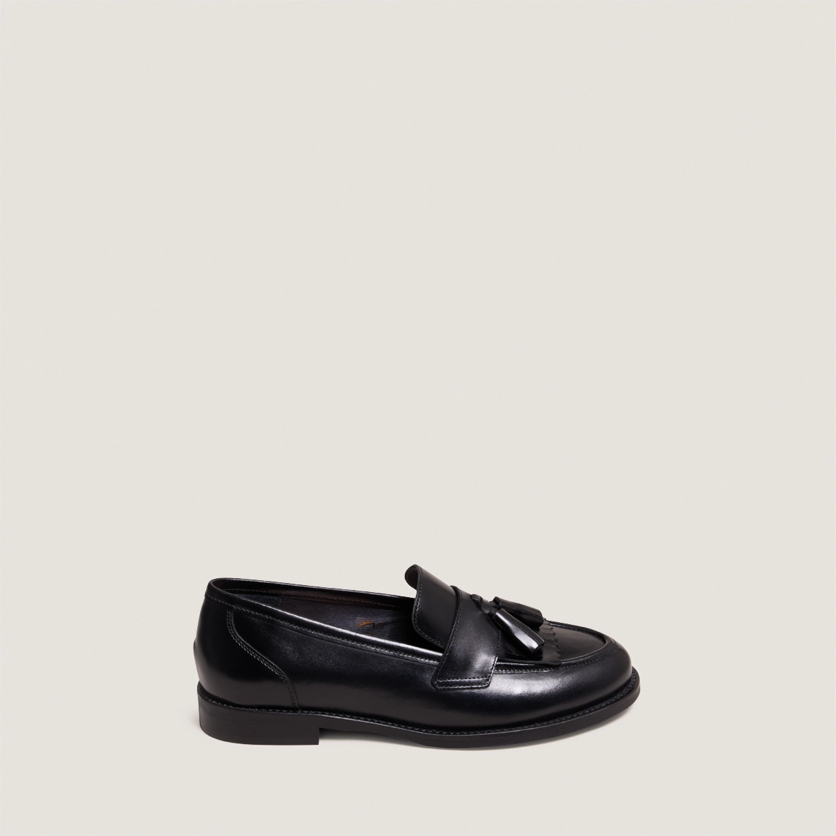 Mocassins à talons plats et pompons en cuir noir | DIE | Jonak