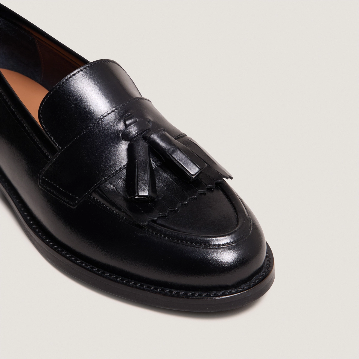 Mocassins à talons plats et pompons en cuir noir | DIE | Jonak