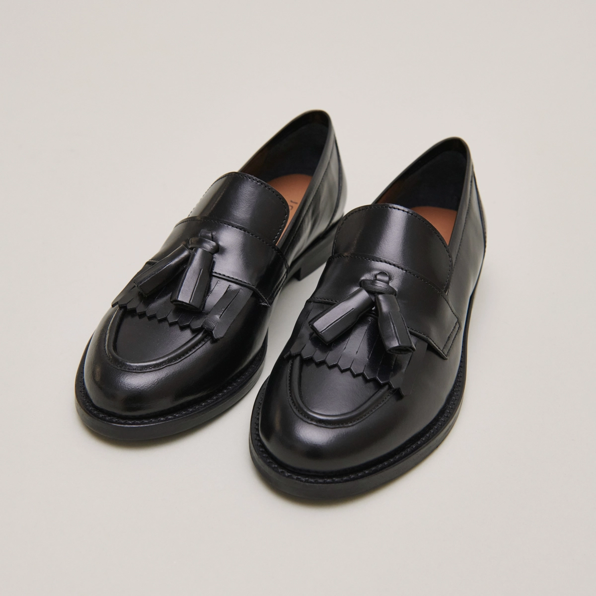 Mocassins à talons plats et pompons en cuir noir | DIE | Jonak