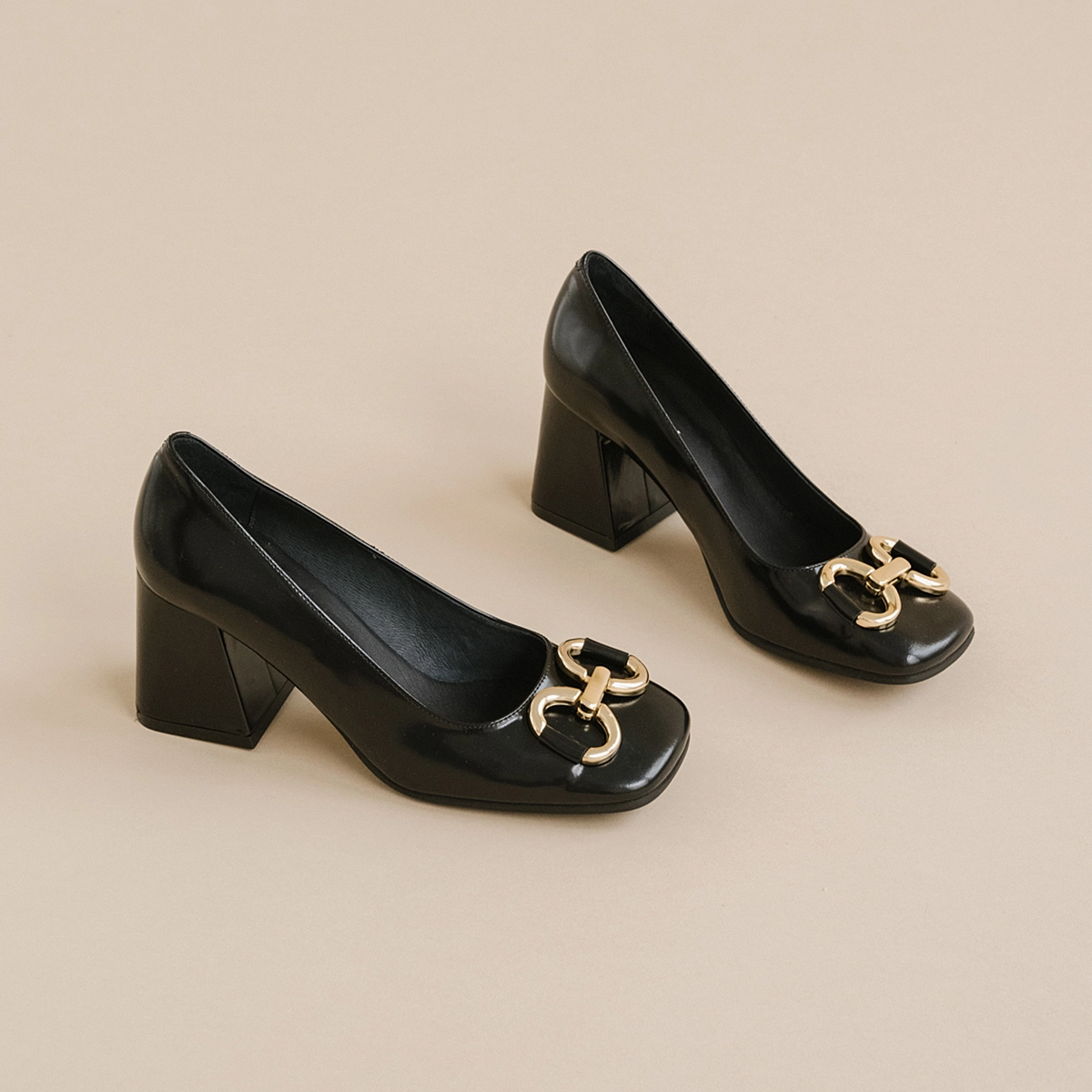 Escarpins à boucles dorées en cuir glacé noir | DOSTONY | Jonak
