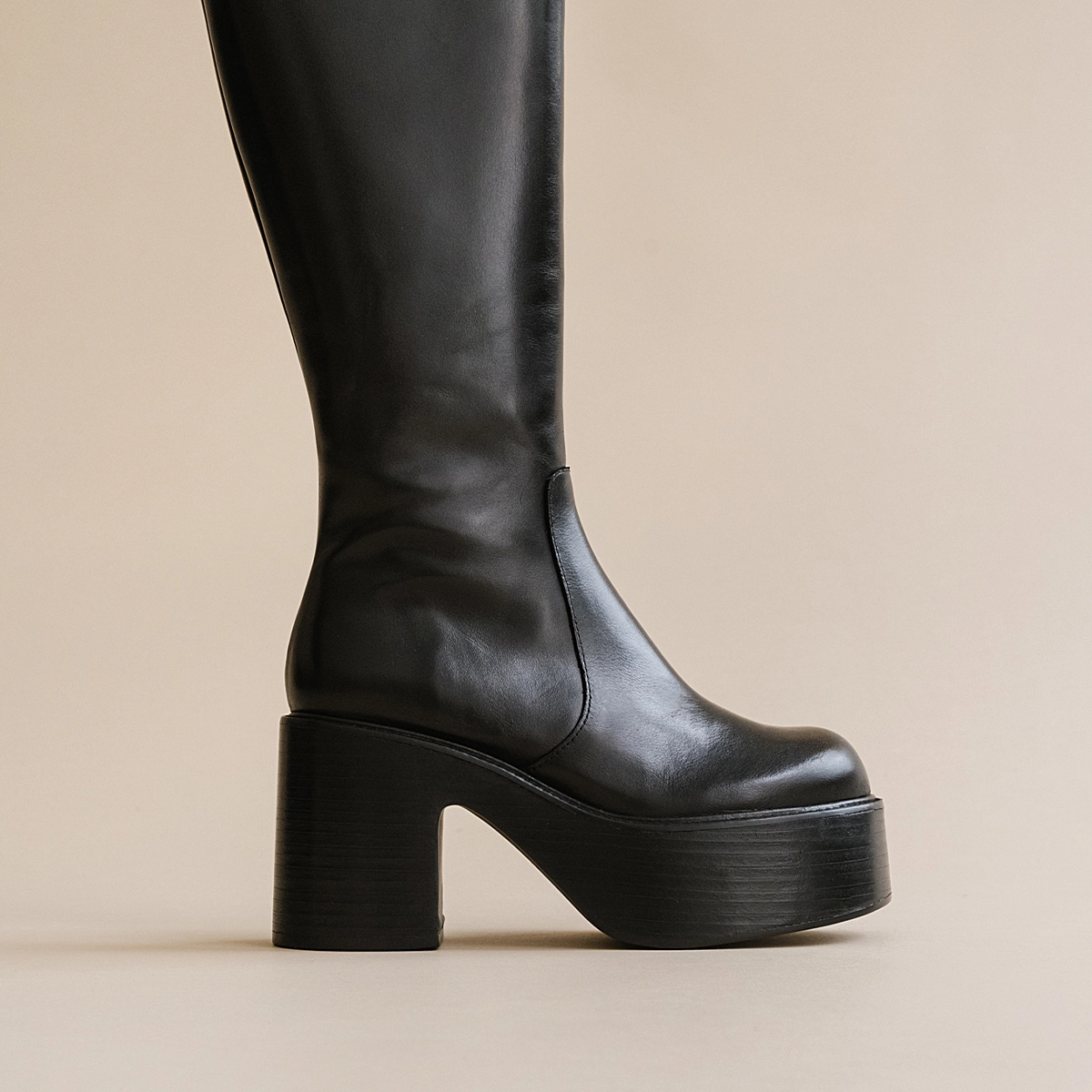 Bottes à plateformes et bouts ronds en cuir noir | BAG | Jonak