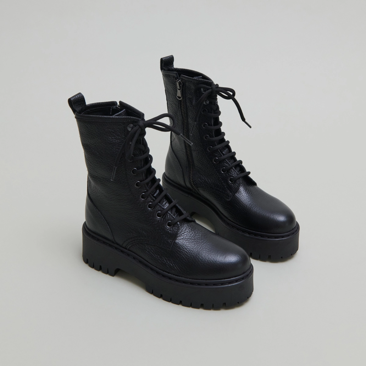 Boots à plateformes et lacets en cuir grainé noir | ROBBO | Jonak