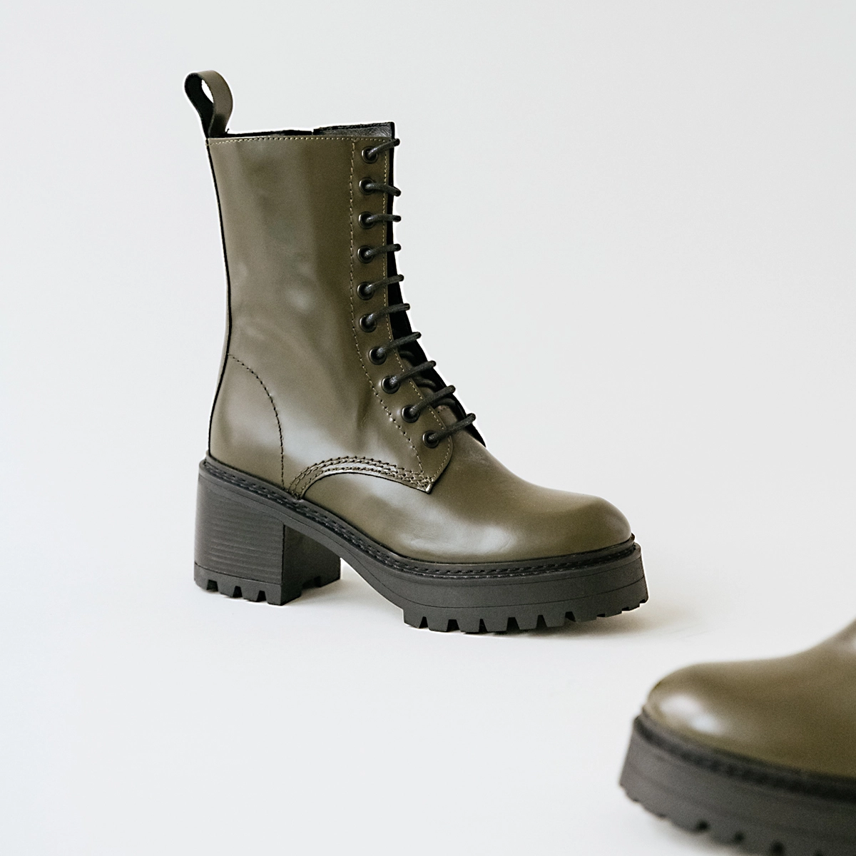 Boots à plateformes et lacets en cuir glacé kaki | RUMBA | Jonak