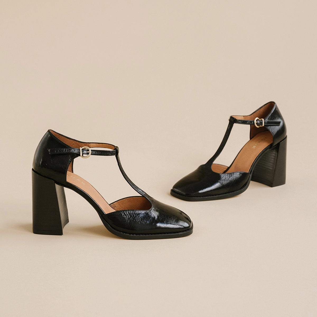 Salom&eacute;s &agrave; talons hauts et bouts carr&eacute;s a... en cuir brillant noir | VALLON | Jonak