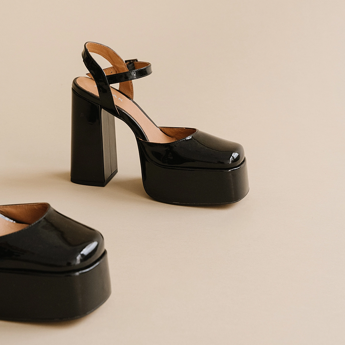 Babies à plateformes et brides en vernis noir | BACHELIER | Jonak