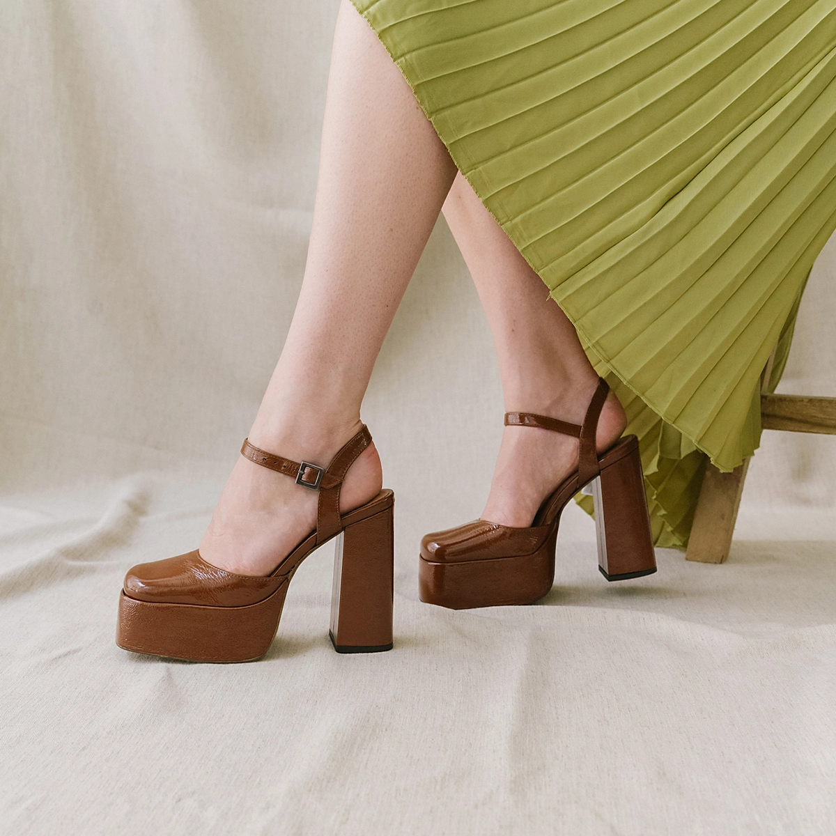 Babies à plateformes et brides en vernis plissé cognac | BACHELIER | Jonak