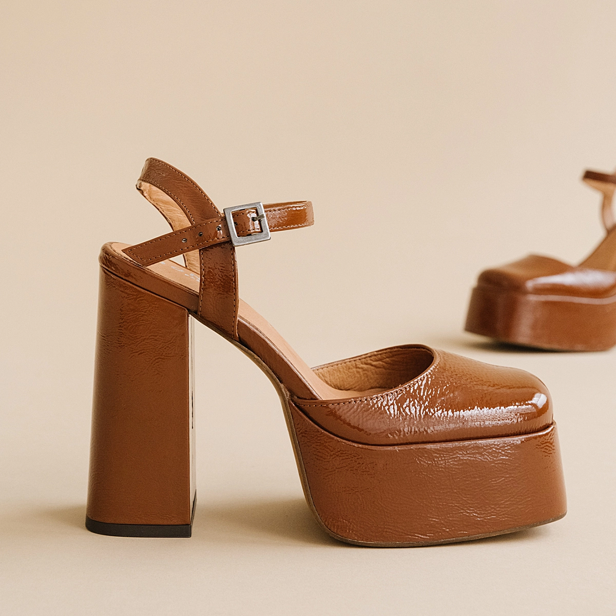 Babies à plateformes et brides en vernis plissé cognac | BACHELIER | Jonak