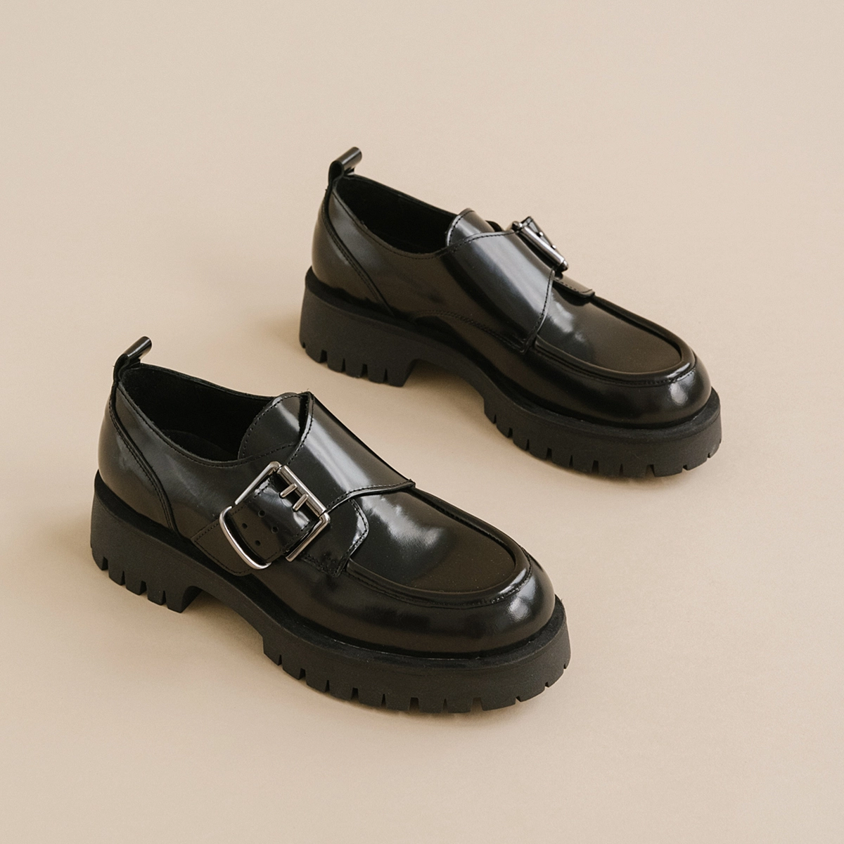 Derbies à talons plats, boucles et coutu... en cuir glacé noir | RAID | Jonak