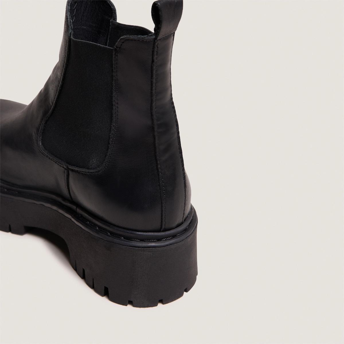Boots à plateformes et bouts ronds en cuir noir | RAVIE | Jonak