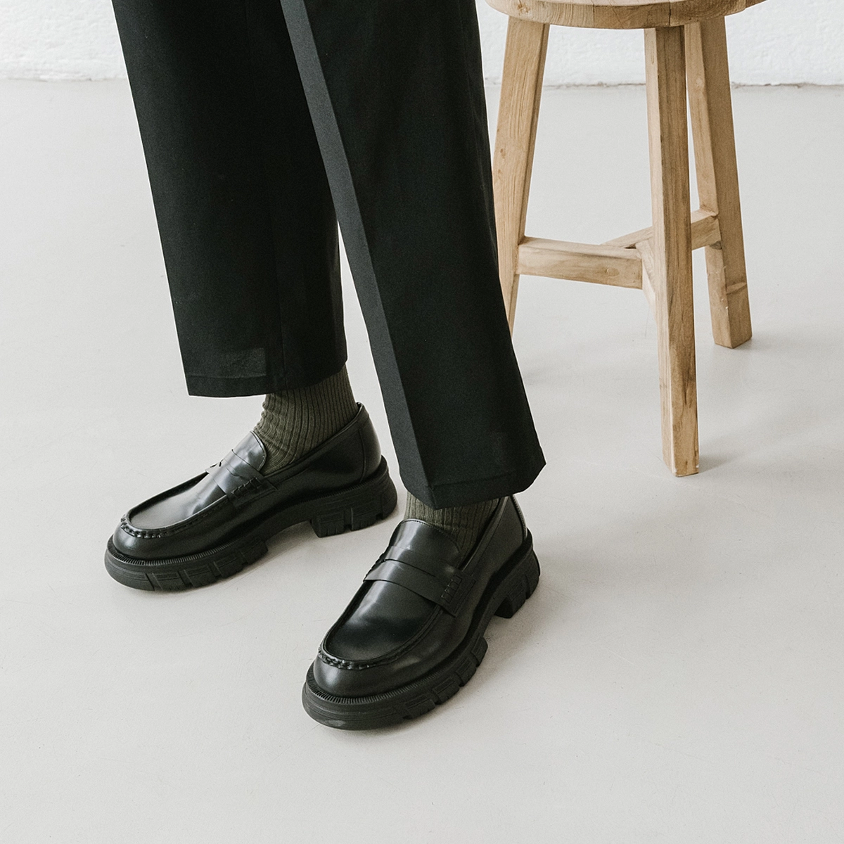 Mocassins à semelles crantées en cuir glacé noir | DIAQUO | Jonak