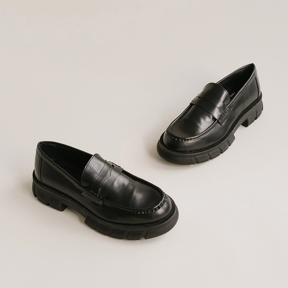 Mocassins à semelles crantées en cuir glacé noir | DIAQUO | Jonak