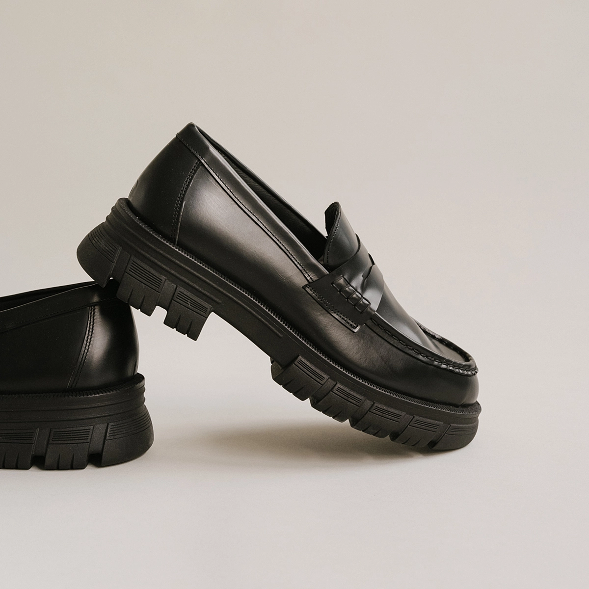 Mocassins à semelles crantées en cuir glacé noir | DIAQUO | Jonak