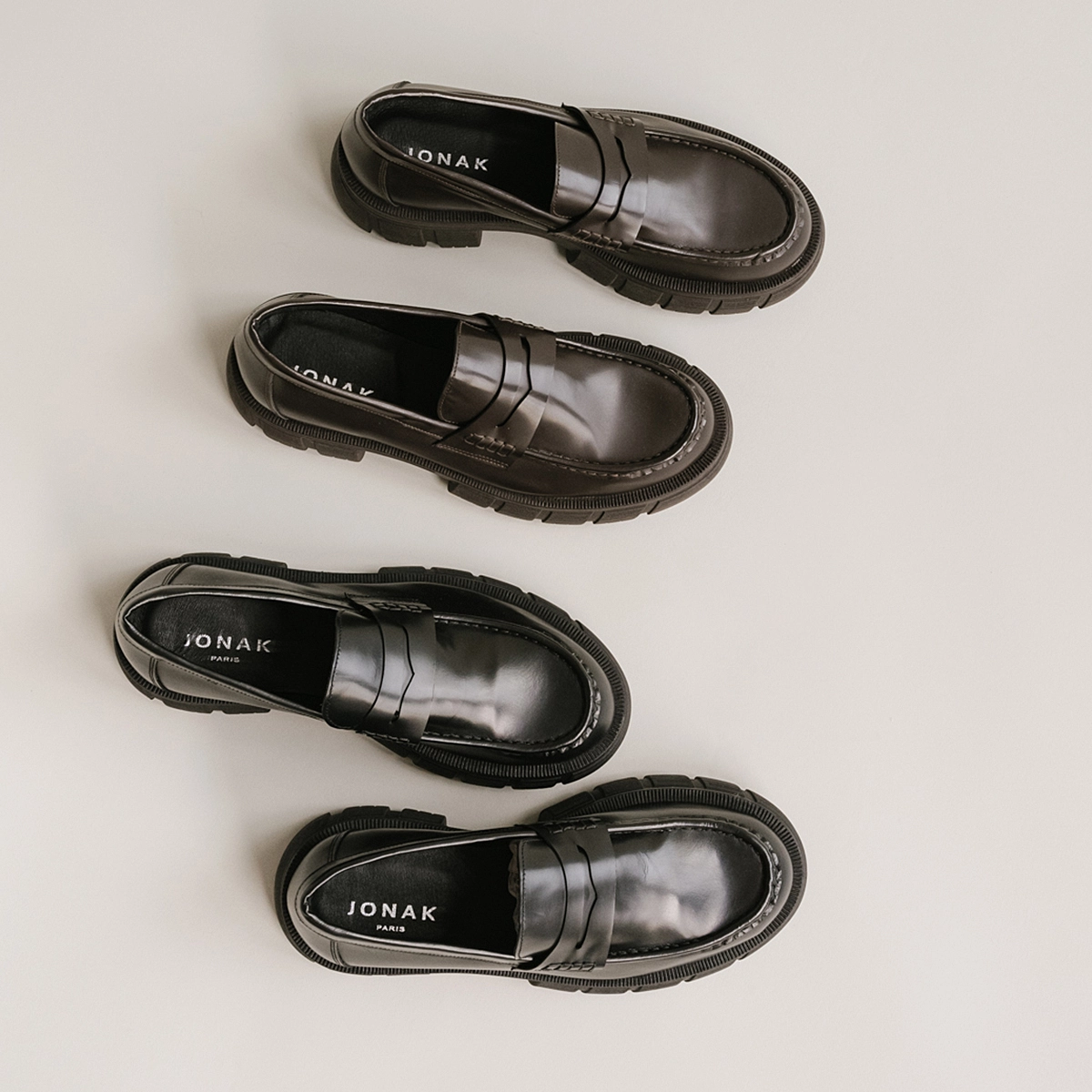 Mocassins à semelles crantées en cuir glacé noir | DIAQUO | Jonak