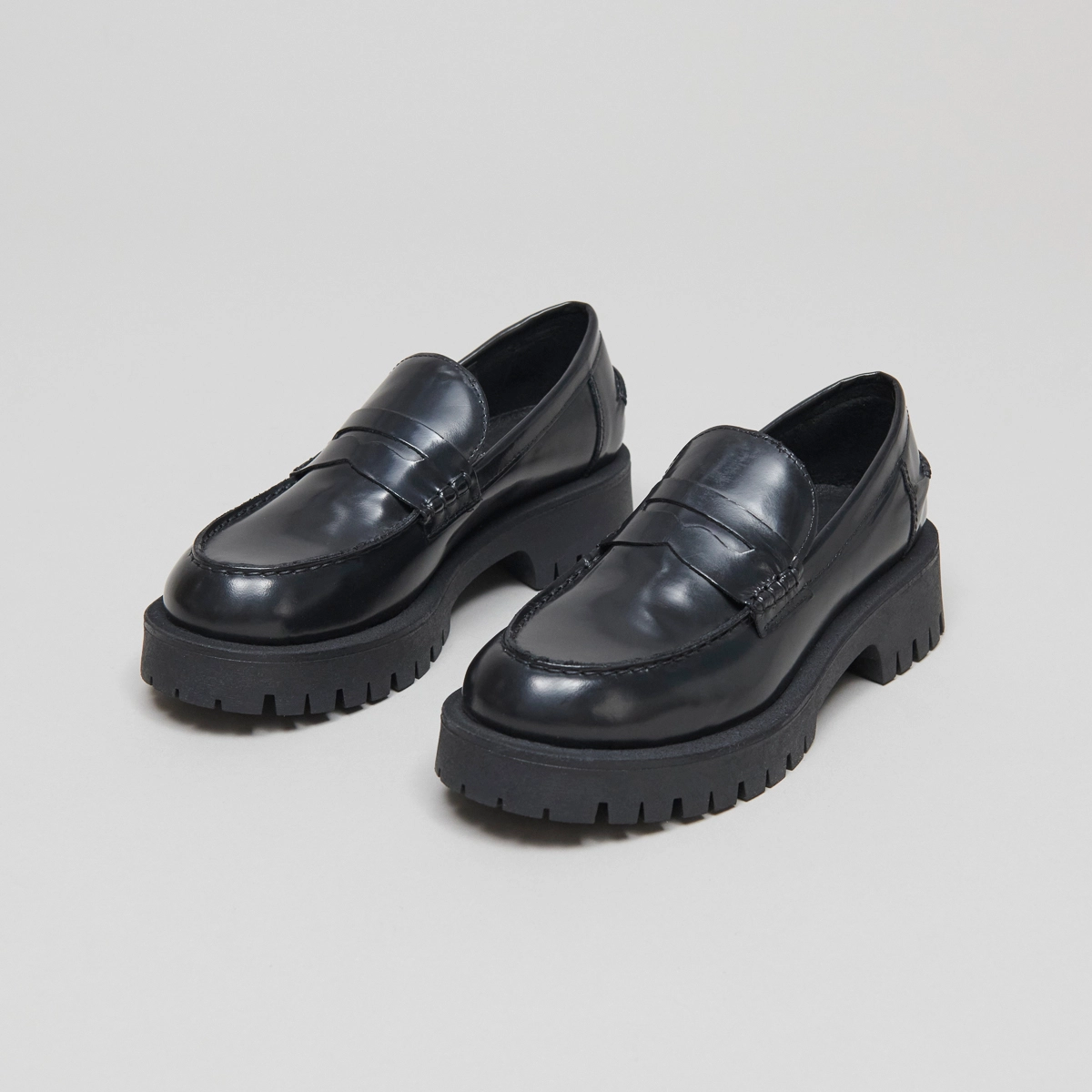 Mocassins à semelles crantées en cuir glacé noir | RIMANA | Jonak