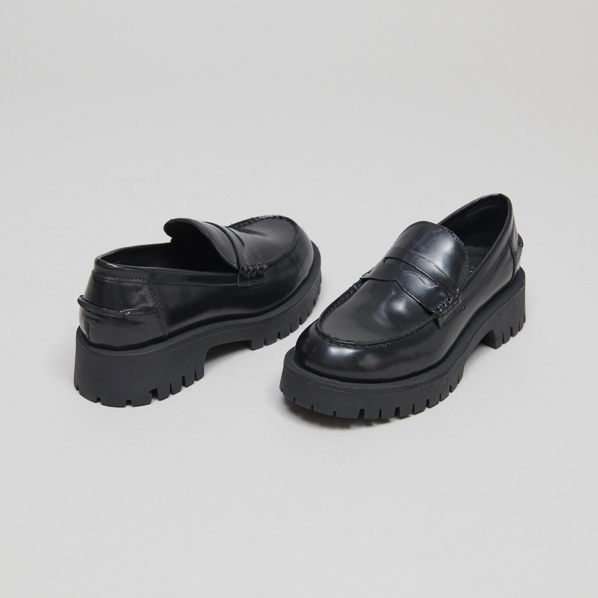 Mocassins à semelles crantées en cuir glacé noir | RIMANA | Jonak